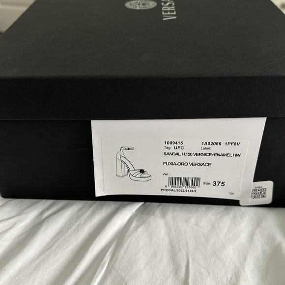 BRAND NEW VERSACE Medusa Insignia Patent Leather D'Orsay Pumps - Picture 6 of 10